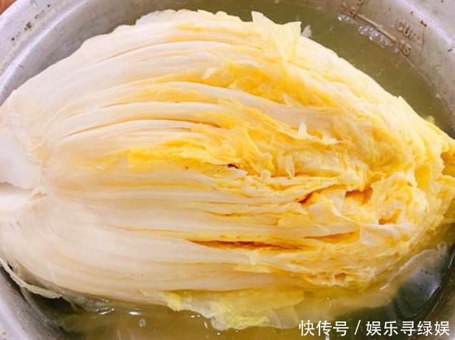 腌酸菜，东北大娘教你3个技巧，保证酸香脆爽，久放不霉，超好吃