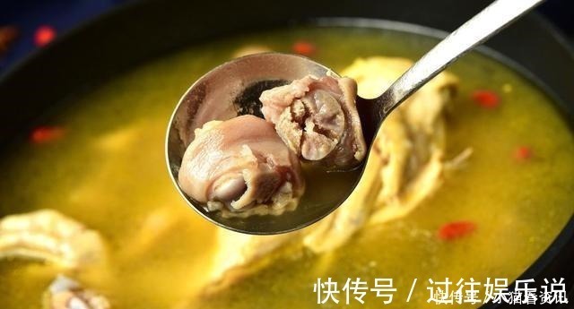 炖鸡汤,最忌直接加水炖,教你一招,鸡肉鲜嫩入味,鸡汤鲜香浓郁