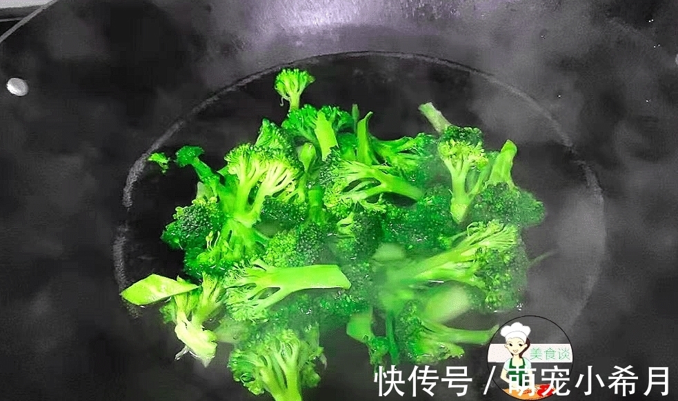 西兰花和此是绝配，简单炒就很香，隔三差五给孩子做，一盘不够吃