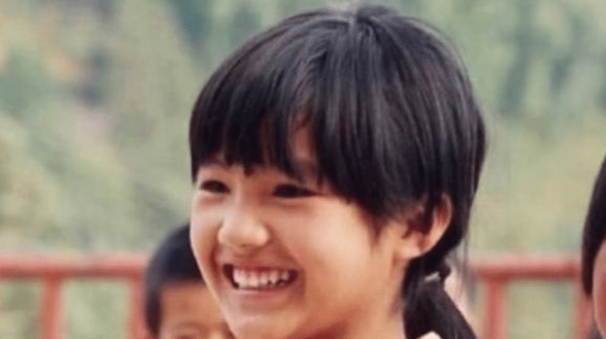 《变形计》李勒优婚纱照火了,成亭亭玉立的大姑娘,依旧灵气甜美