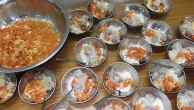 老师|挑食儿子上幼儿园,被夸吃得“又快又干净”,午餐照片让妈妈疑惑