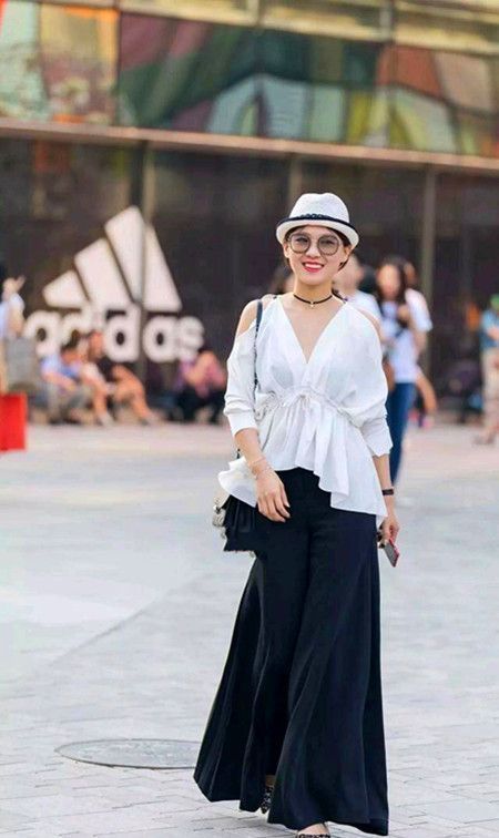 街拍小美女紧身的素色打扮,让整个身材立体感强,竟如此好看