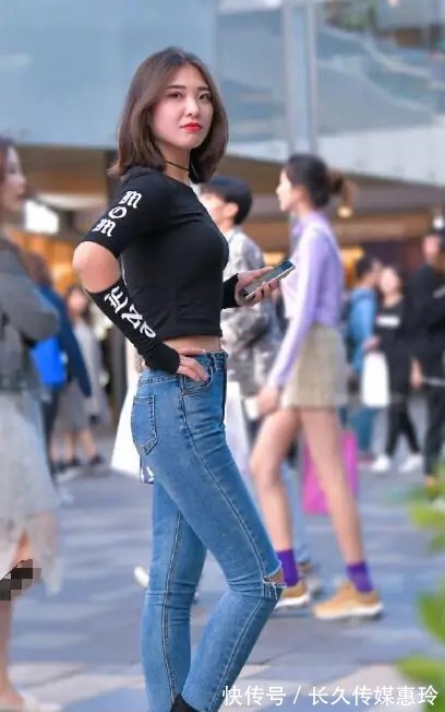 高腰|高腰牛仔裤搭配露脐T恤,时尚百搭又显高级,太有女王范了