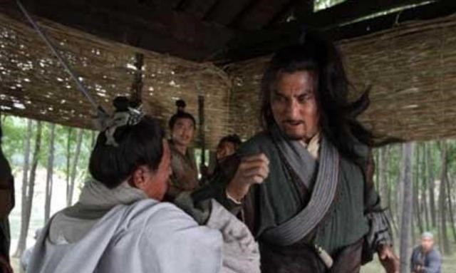 水浒传@水浒传林冲压根就没想过要杀王伦,可王伦的一个举动激怒了林冲!