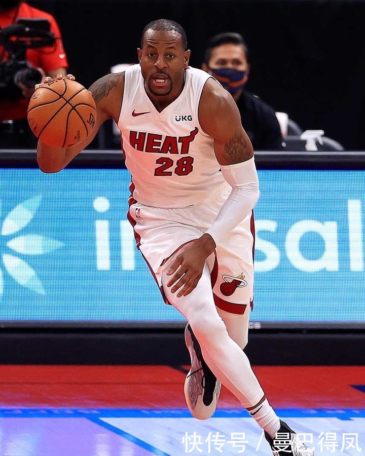 NBA球员上脚：保罗·乔治上脚PG5，欧文上脚中国年