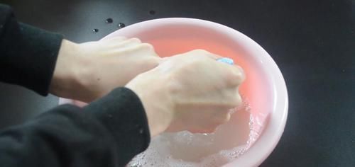 毛巾脏别再洗衣液洗, 洗的时候加一点它, 洗完毛巾就跟新的一样干净