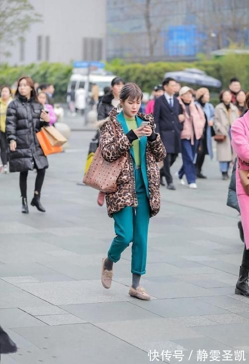 路人|路人街拍,魅力十足的V领设计,很是惊艳
