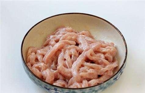 不管炒什么瘦肉，都别着急下锅炒，学会正确做法，肉软嫩不柴，香