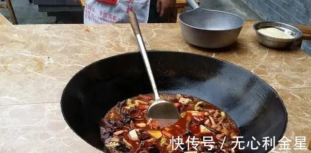 一家10口去吃柴火鸡,一共花了268元,结账时多花了很多钱!