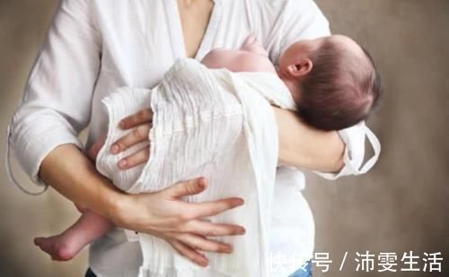 喂奶|“抱着睡得香,一放就醒”,到底什么原因?宝妈来学学这么做