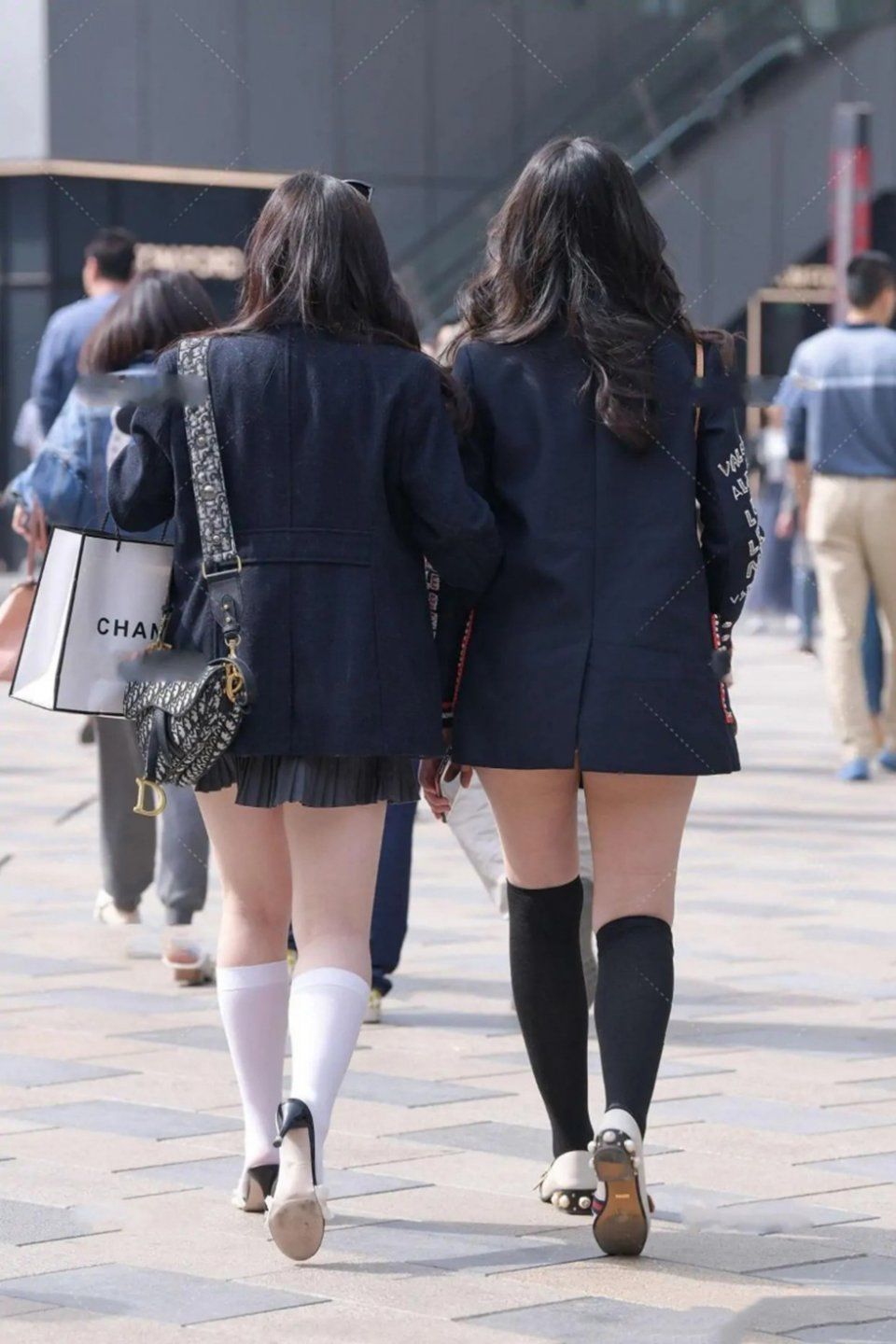 西装+短裙,新意又前卫,既休闲又时髦