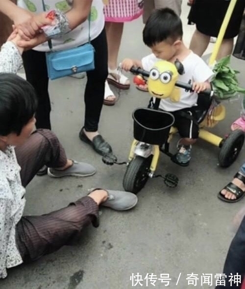 儿子|3岁儿子骑儿童车撞倒老太太,妈妈上前搀扶,老太说句话妈妈傻了