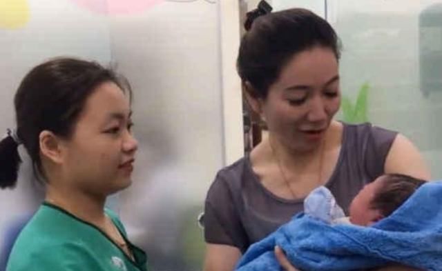 b'别看我,看娃',年轻外婆产房被围观,路人:才生完就溜达了?