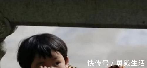 撞见|爸爸为什么趴在妈妈身上两位父母的不同做法,对孩子影响差别大