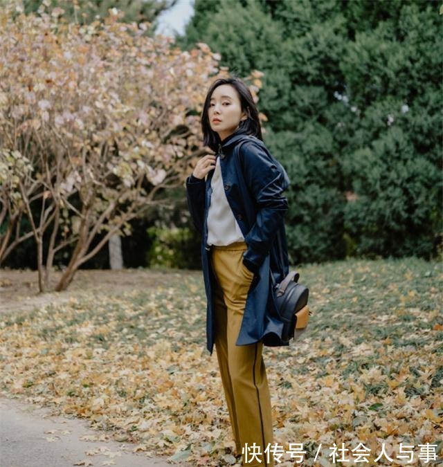 内搭 为什么今年的风衣,内搭都在穿“烟管裤+T恤”重点是显瘦又洋气!