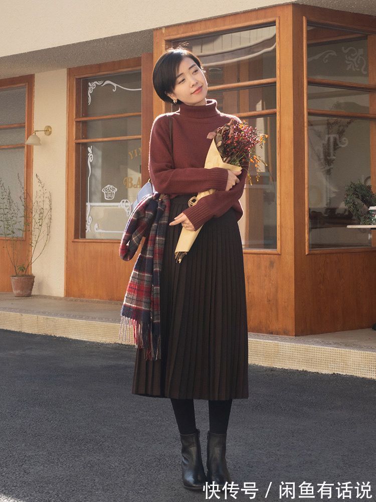 毛衣|有气质的中年女人,在冬天喜欢穿“毛衣+百褶裙”,优雅有女人味