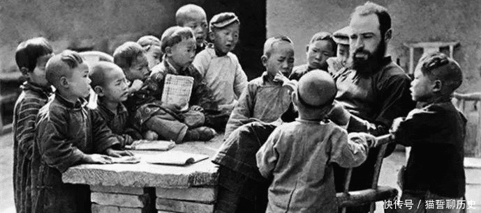 画师们!意大利画家,偷画了乾隆皇帝的真实相貌,与历史书上的不一样