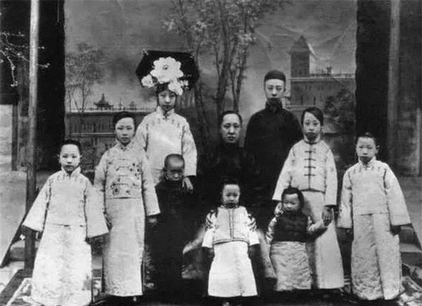 不屑一顾|末代公主路边摆摊,面对古董收藏家马未都拿出的极品官窑,她竟不屑一顾