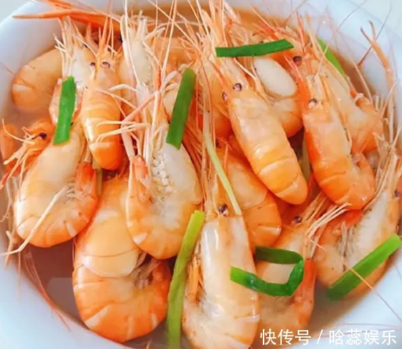 煮虾时，放油好还是放盐好大厨都不对，放它虾肉才会更鲜嫩！