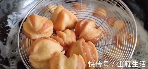 核桃酥这样做太好吃了,外面酥脆直掉渣,内里绵软又香甜,真过瘾