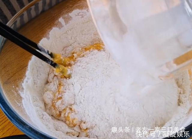 6个鸡蛋加一碗面粉,不用烤箱,不用油炸,简单一做,比吃肉还香