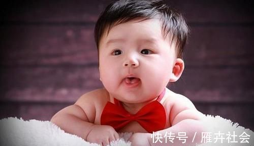 屁股|妈妈抱宝宝姿势不对,易造成脊椎弯曲,这些常见错误可能你也在犯