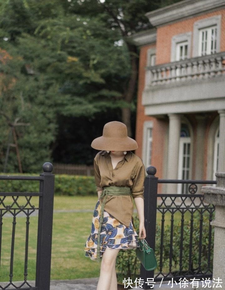 碎花裙 伞裙已经过时了,今夏流行三木穿得“碎花裙”,青春时尚还减龄