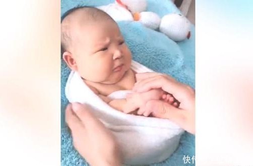 宝妈|宝宝被整来整去,萌娃一脸的嫌弃,网友这服务让宝宝很不满意