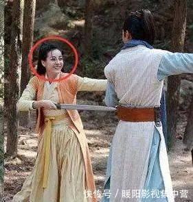 |搞笑的穿帮图,图一笑晕在厕所,网友:导演在逗我呢