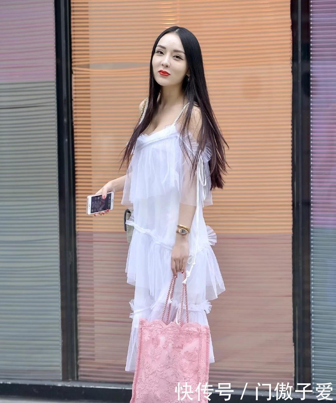 薄如蝉翼的白纱裙不失柔美优雅感，散发着浪漫和性感气质