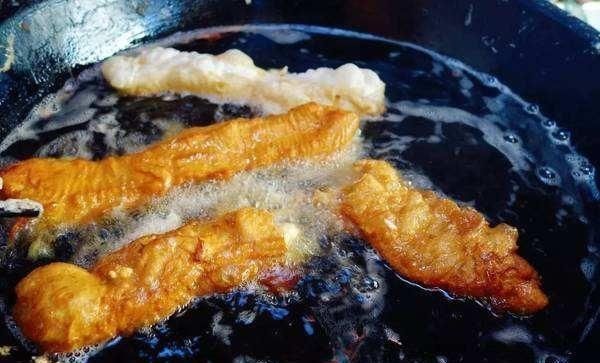 豪车|90后小伙摆摊卖“祖传”小吃,足料5块一份,顾客开豪车前来购买