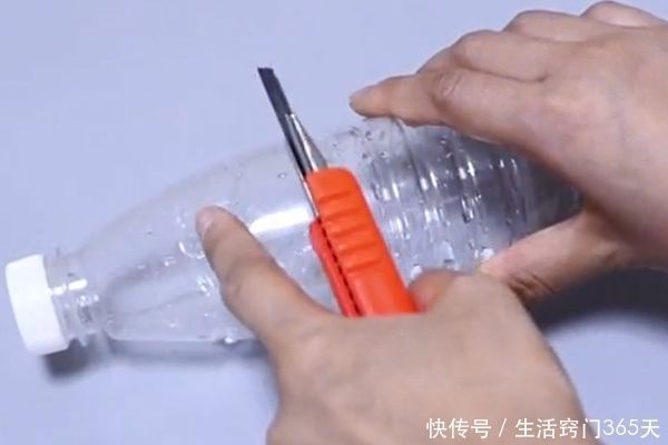矿泉水瓶上扎几个小孔,放在厨房太厉害了,全家人都夸好!