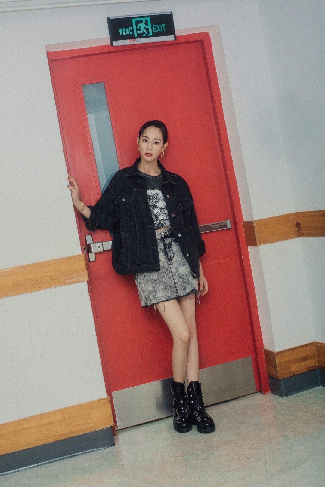 裤装|张钧甯不愧为真女神,穿牛仔外套超时髦,打扮简单却难掩高级感