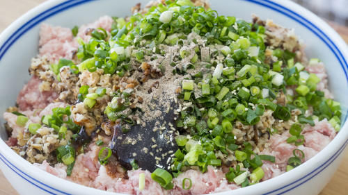 五花肉别红烧了，1种做法2种吃法，简单蒸一蒸，简单省事又营养