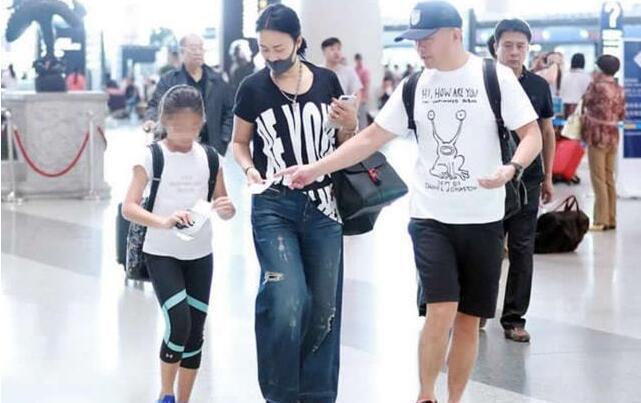 那英带女儿在伦敦买奢侈品,被指嗓门大态度凶,女儿家教严格乖巧