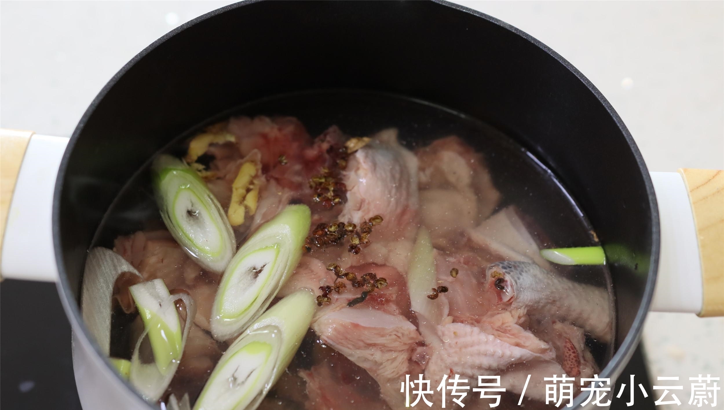 做黄焖鸡，土豆香菇别乱加，记住加“3酱”，鸡肉香，汤浓郁下饭