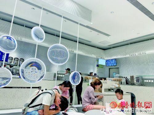 故意磨蹭?记者非高峰期体验网红奶茶店 要一杯喜茶等了27分钟