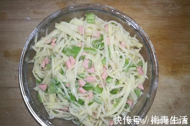 土豆饼|土豆不要总炒土豆丝，教你一个新吃法，出锅连吃3个不过瘾