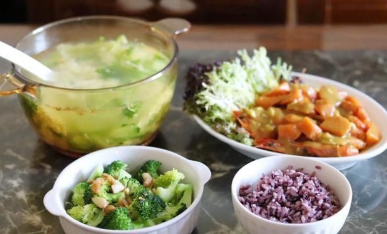 白灼秋葵|孩子不在家,老两口的晚餐走红朋友圈,网友:最好的美食要用心做