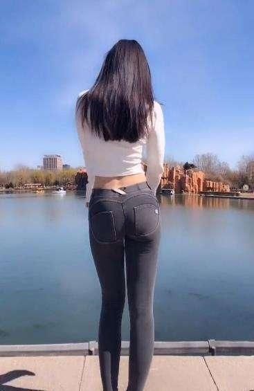 紧身|穿打底裤的美女更显年轻,打破穿搭的单调感