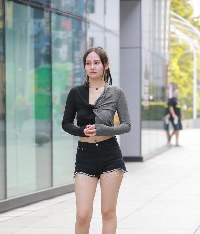 时尚|白衬衣配黑裙子,鱼尾裙设计独特,极具特色