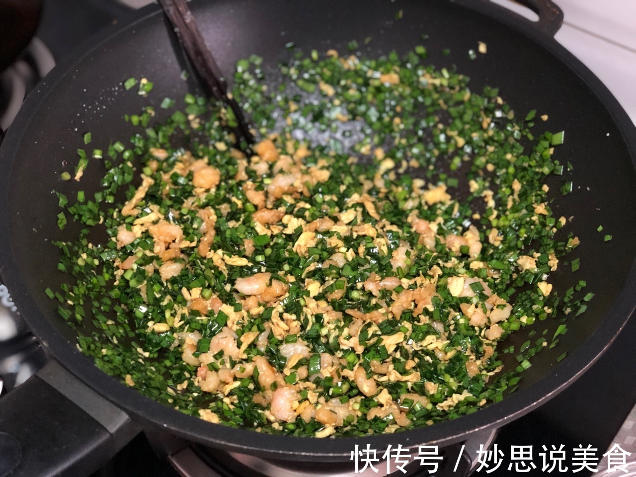 家庭版虾仁韭菜鸡蛋馅饼,味道鲜香,好吃健康