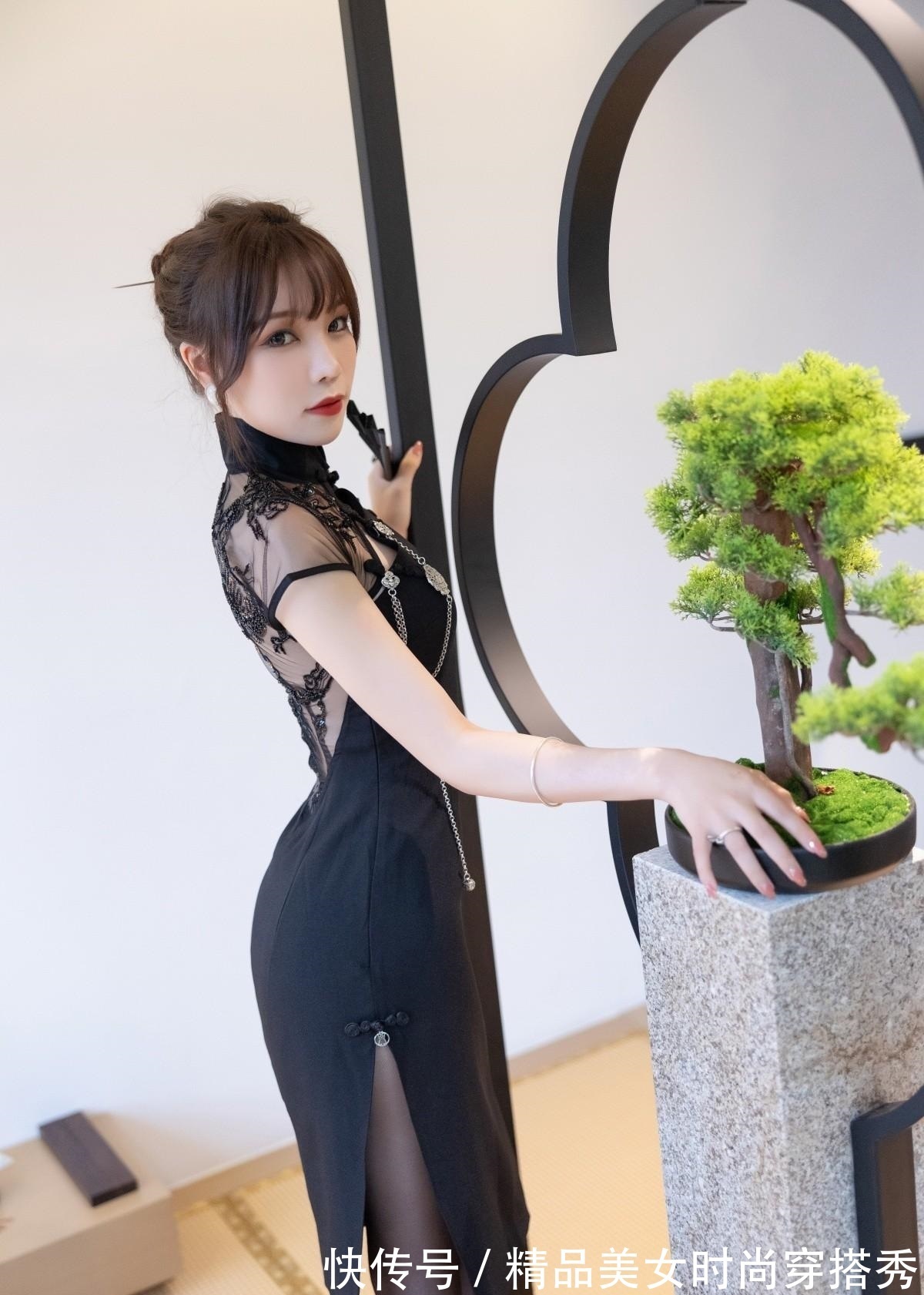 小姐姐 黑色旗袍裙搭配尖头高跟鞋,曼妙又优雅,超级显轻熟感