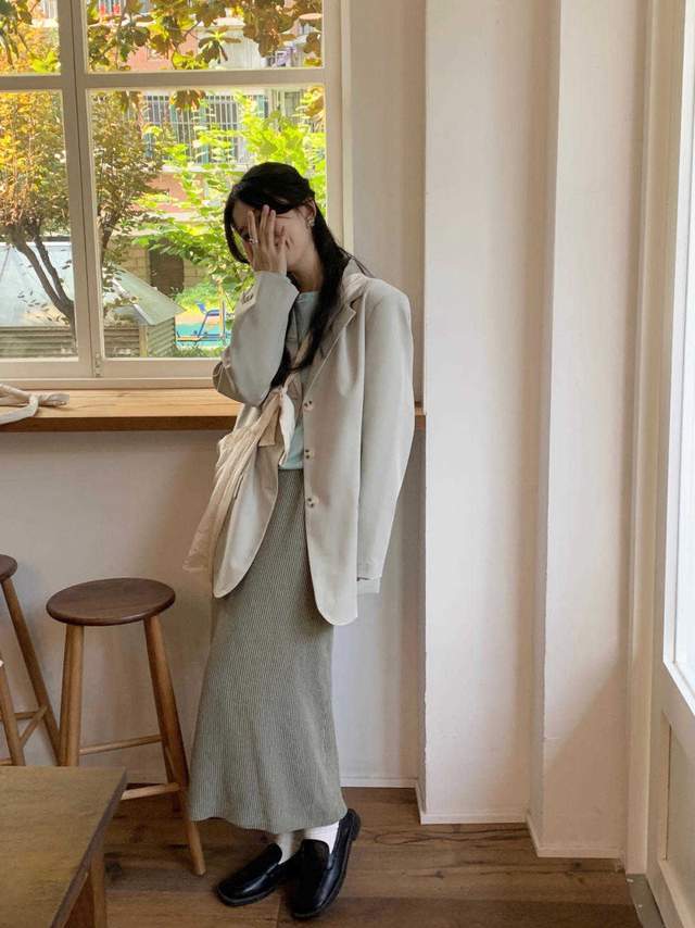 韩系|今年流行穿“针织衫”，搭配半身裙简约洋气，极简穿搭照样高级