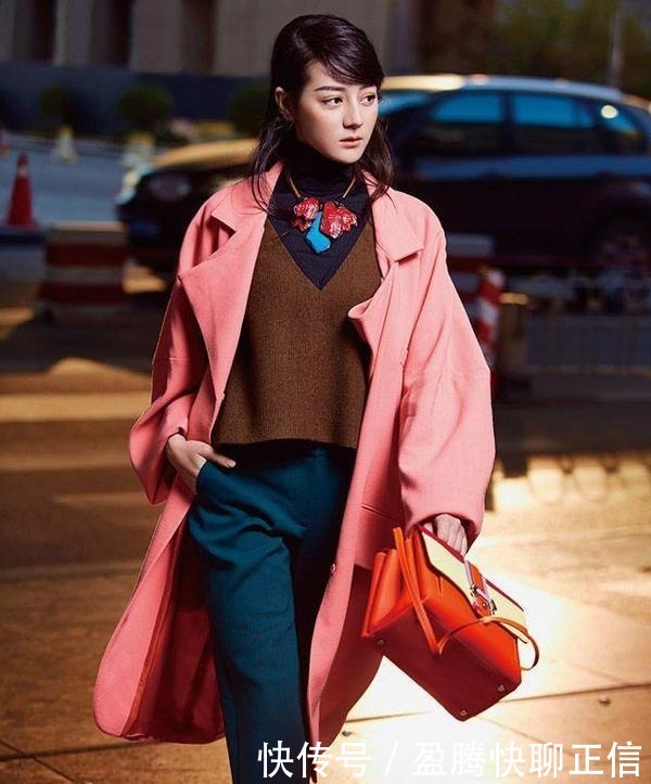 穿毛衣别再“老一套”了,今冬流行“撞色叠穿”,温柔又有女人味