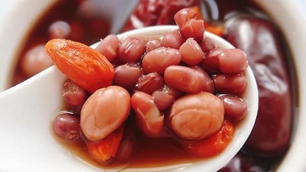 红枣|50岁姑姑面如桃花,只因每周喝3次它,5种食材一起煮,裸妆都很美