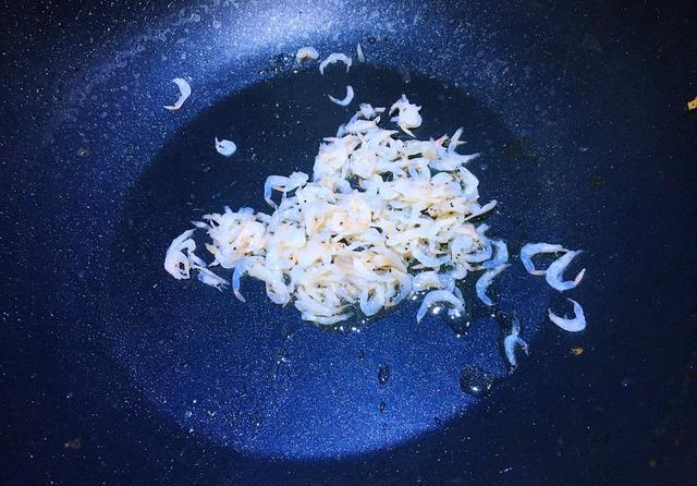 家人|海鲜菇此做法,家人抢着吃,蒜香浓郁,味道鲜美