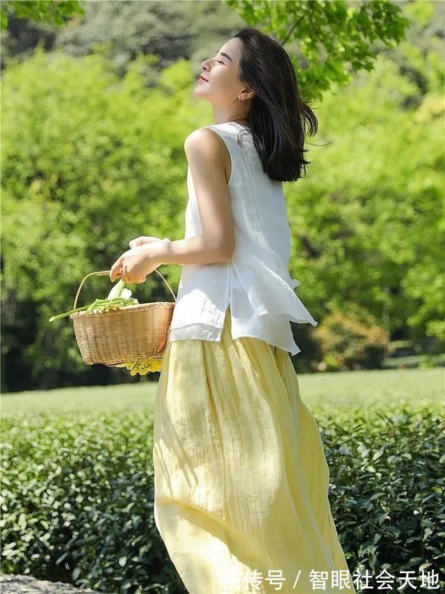 暖色|夏季怎么从色彩上穿出时髦感?学会“3:7”配色法则,很显高级