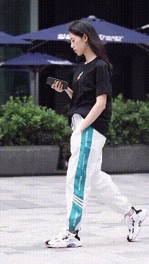 小姐姐 小姑娘这是专门给你量身定做的旗袍吧,看起来果然合适,哈哈!