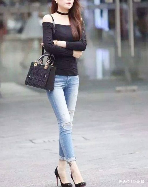 牛仔裤 粉色T恤,搭配牛仔裤,减龄又雅致,表达清爽夏季穿搭风格